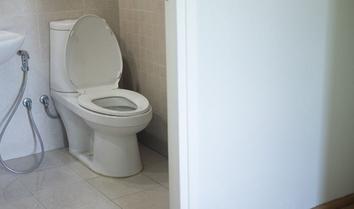elongated-seat-on-round-toilet