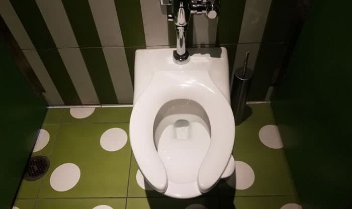 public-toilet-seats-have-a-gap
