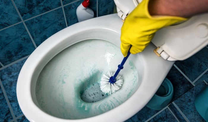 does-lysol-toilet-bowl-cleaner-have-bleach