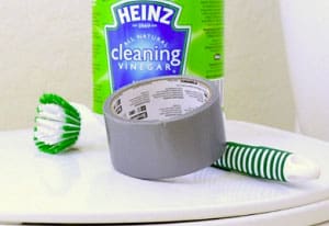 cleaning-toilet-rim