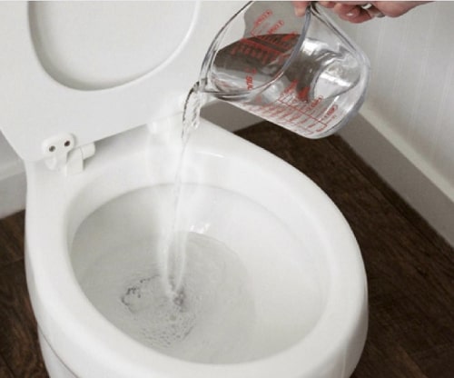 dissolve-plastic-in-a-toilet-bowl-with-boiling-water