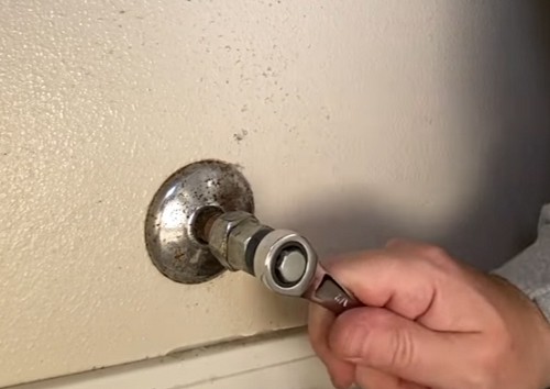adjust-a-toilet-fill-valve-step-2